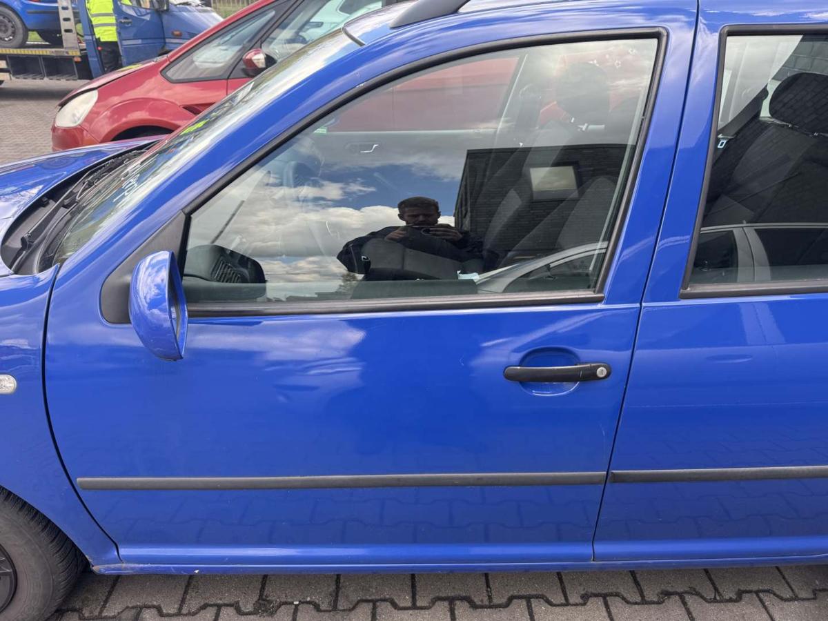 VW Golf 4 original T&uuml;r vorn links LA5C Surfblau 5-T&uuml;rer Rohbau Bj.2001